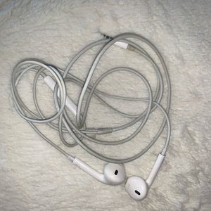apple earphones